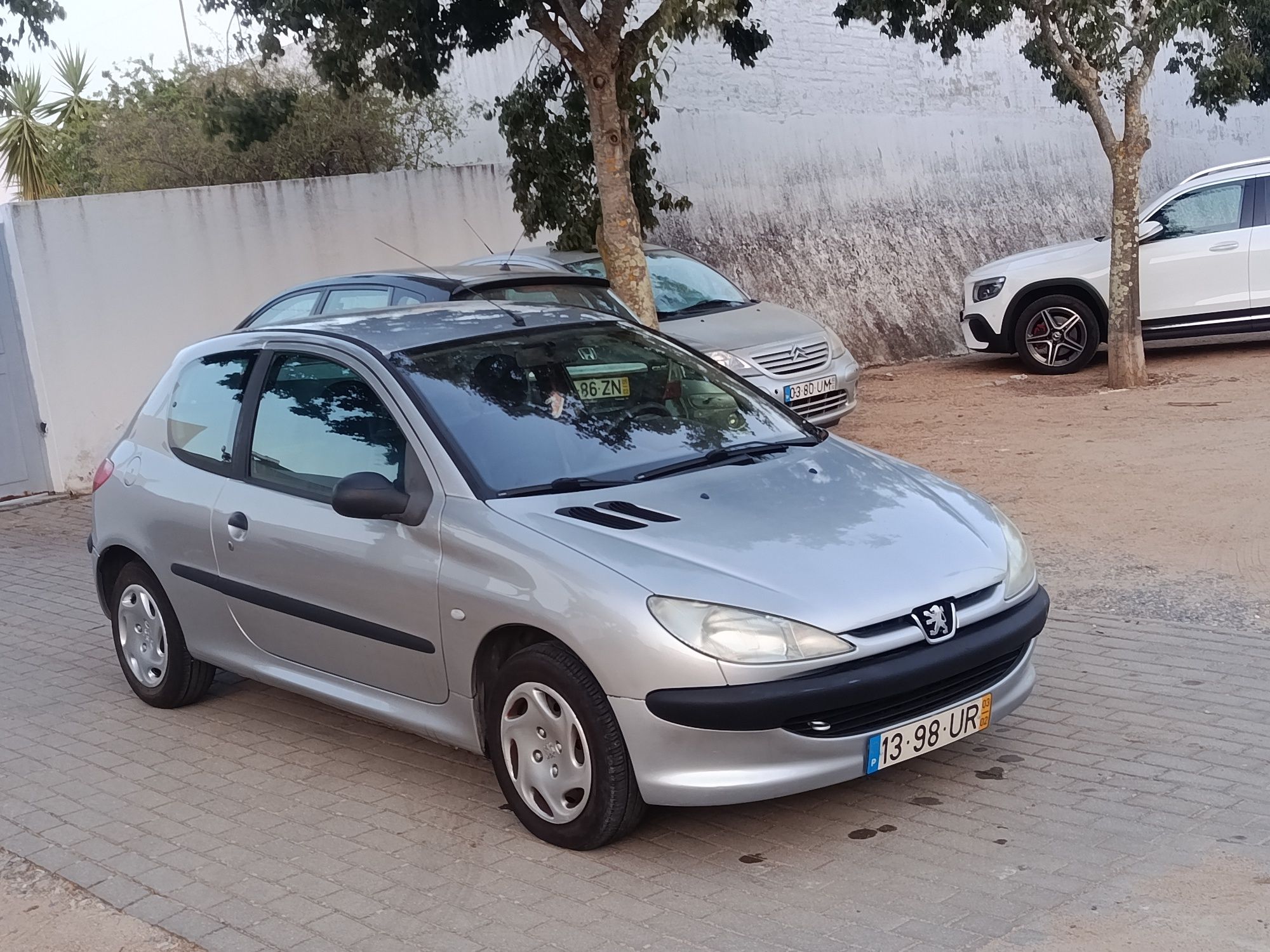 Vendo ou troco Peugeot 206 1.4 HDi 2 lugares com AC 2003-03 bom estado