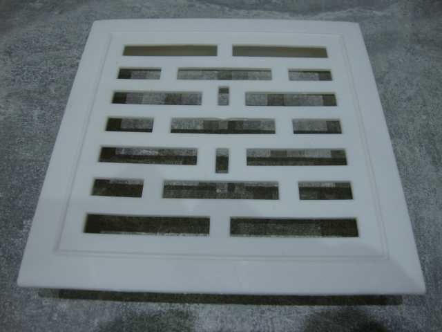 Kratka wentylacyjna z okresu PRL-U