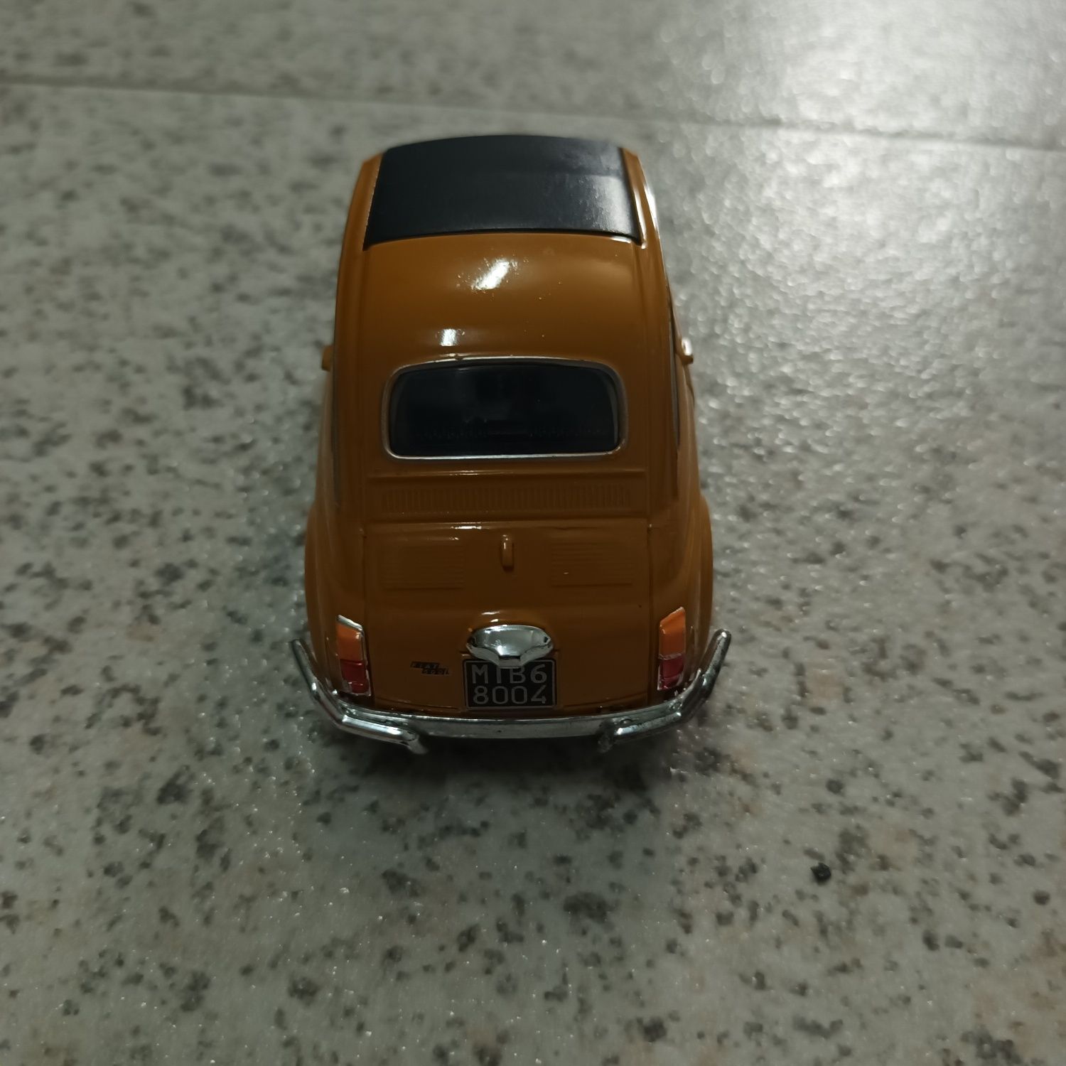 Miniatura Fiat Nuova 600 (escala 1/36)