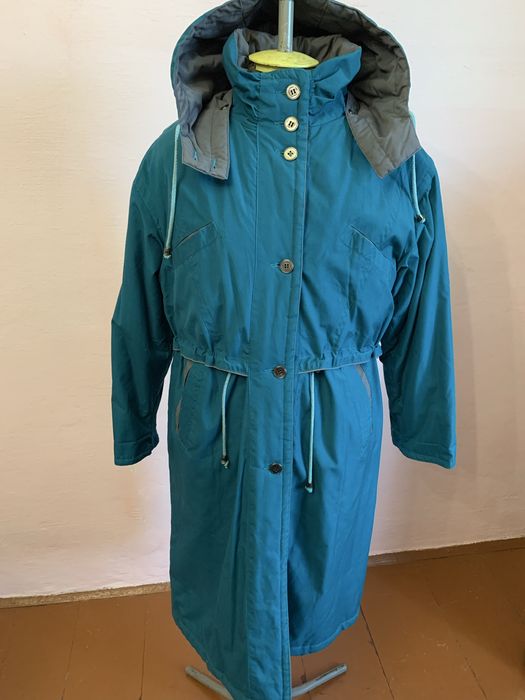 Плащ весняно- осінній зеленого кольору.