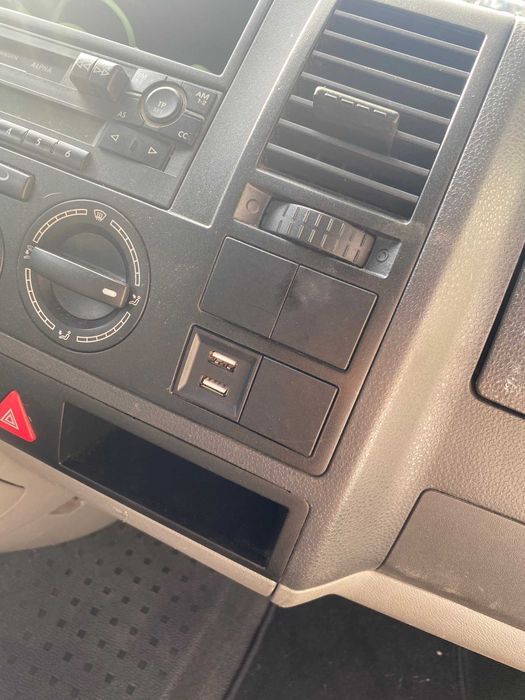 Двойное зарядное устройство USB  для VW T5 Transporter 2003-2009  2.1A