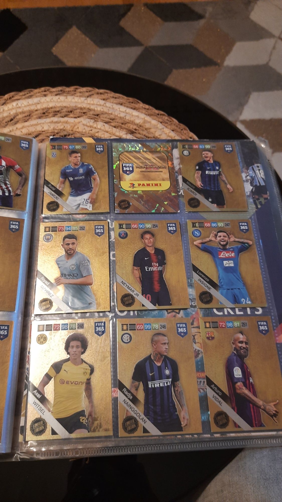 Sprzedam album fifa 2019 liczba kart 301
