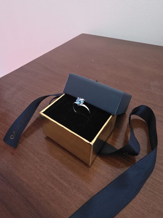 Anel em ouro branco 9k e pedra topázio