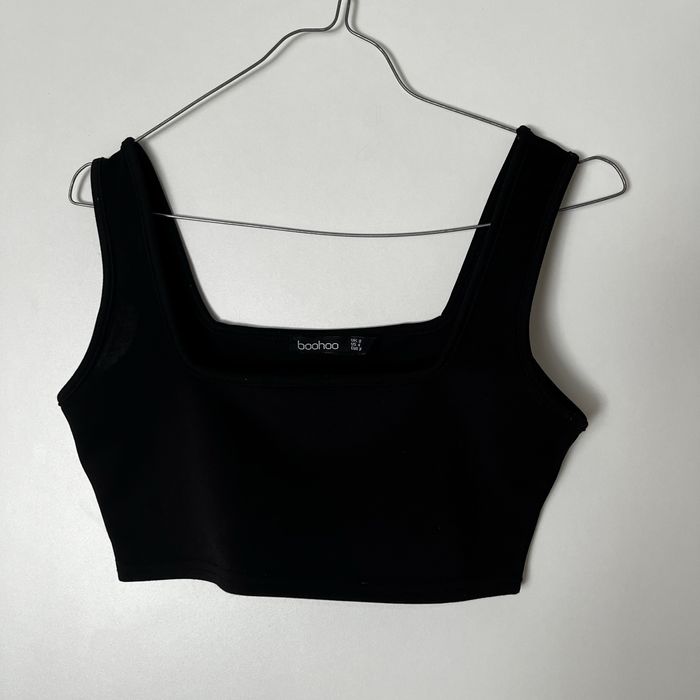 czarny crop top topik na grubych ramiączkach boohoo