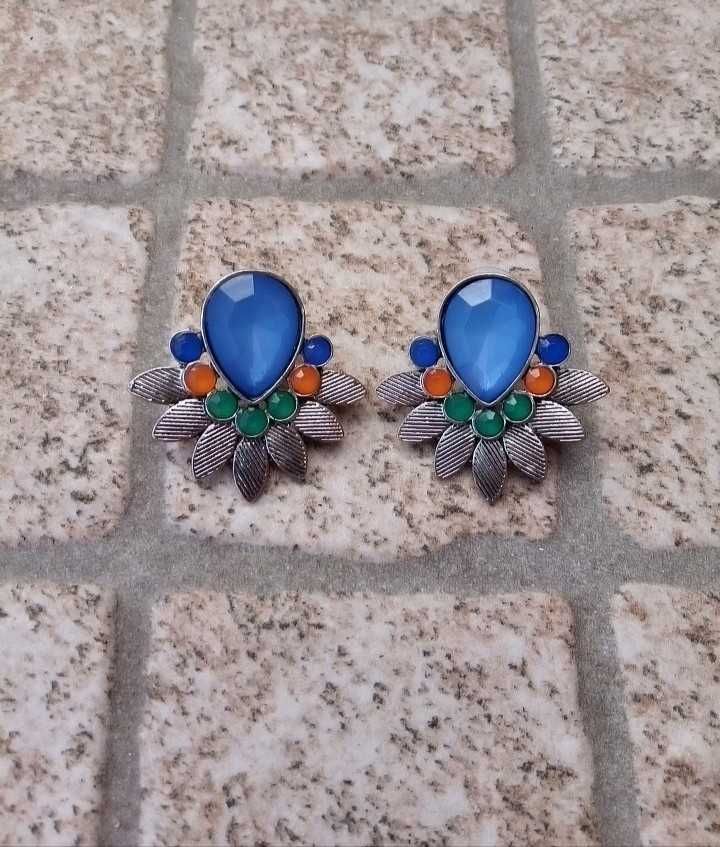 Brincos Parfois azuis com bolinhas pétalas prateadas, laranja e verdes