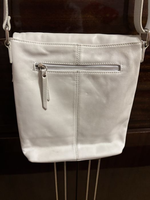 Сумка белая кожаная с длинной ручкой