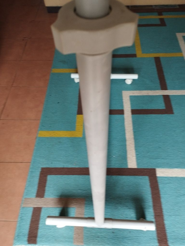 Suporte cabide em ferro com rodas