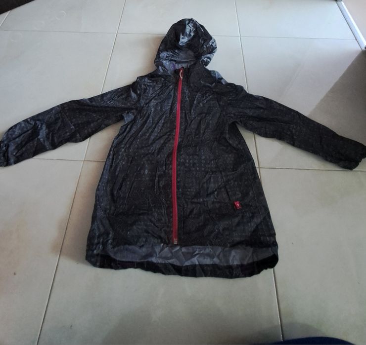 Kurtka przeciwdeszczowa składana 8-9 lat
