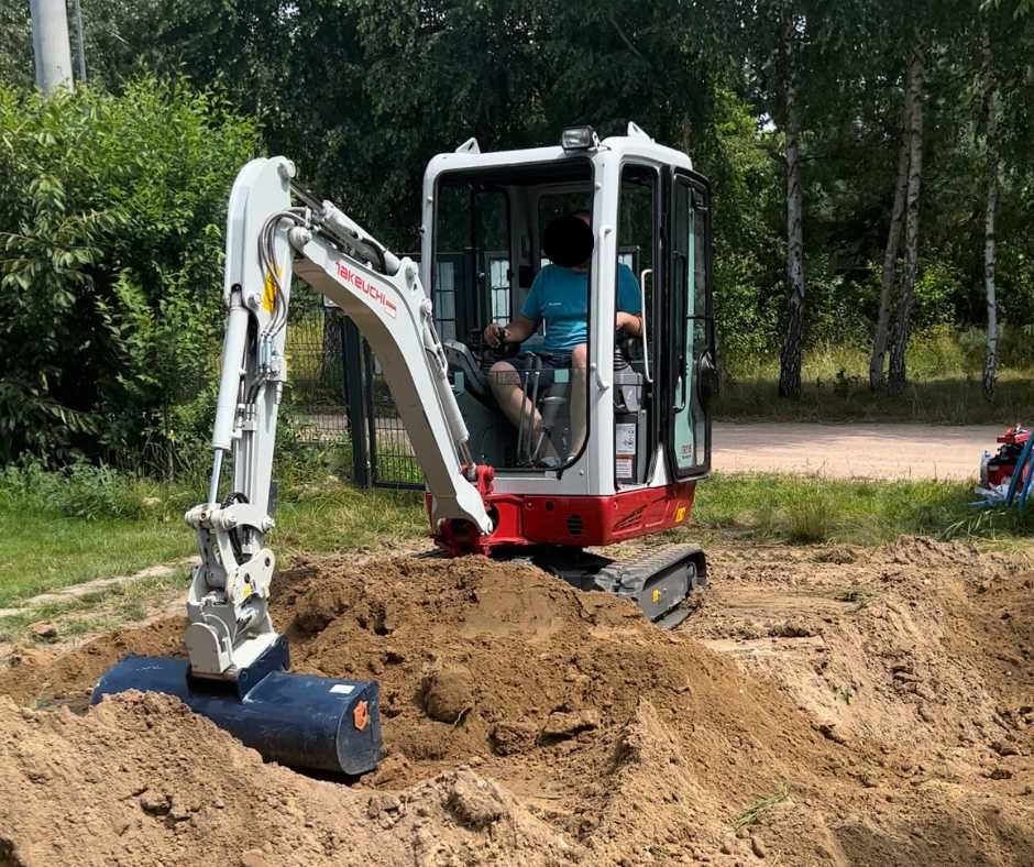 Minikoparka Takeuchi TB216 z Powertilt + osprzęt do wynajęcia