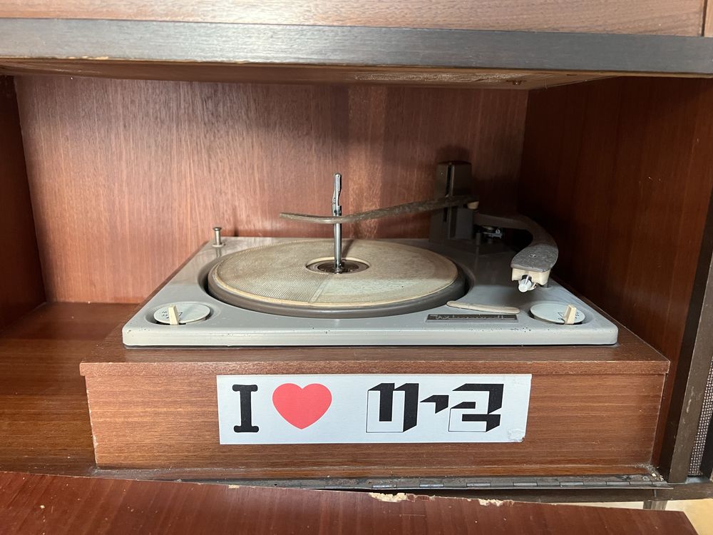 Móvel rádio gira-discos vintage