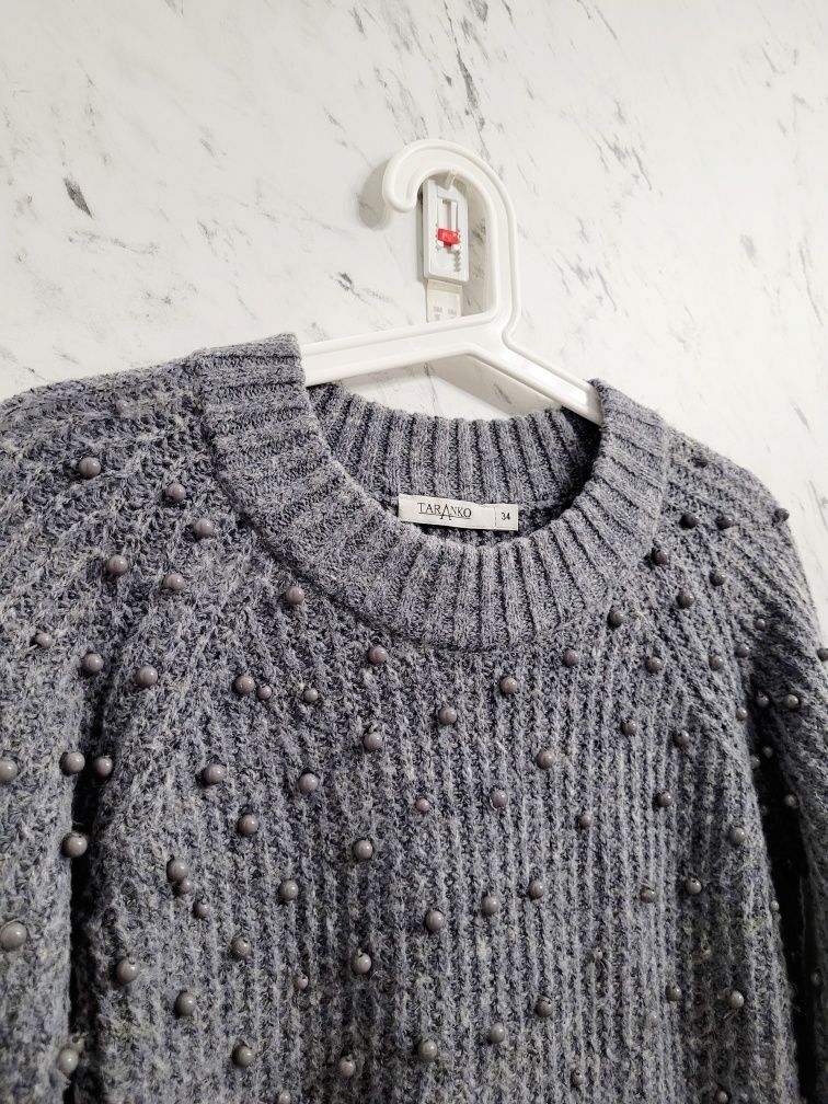 Sweter z aplikacją z koralików perły wełna