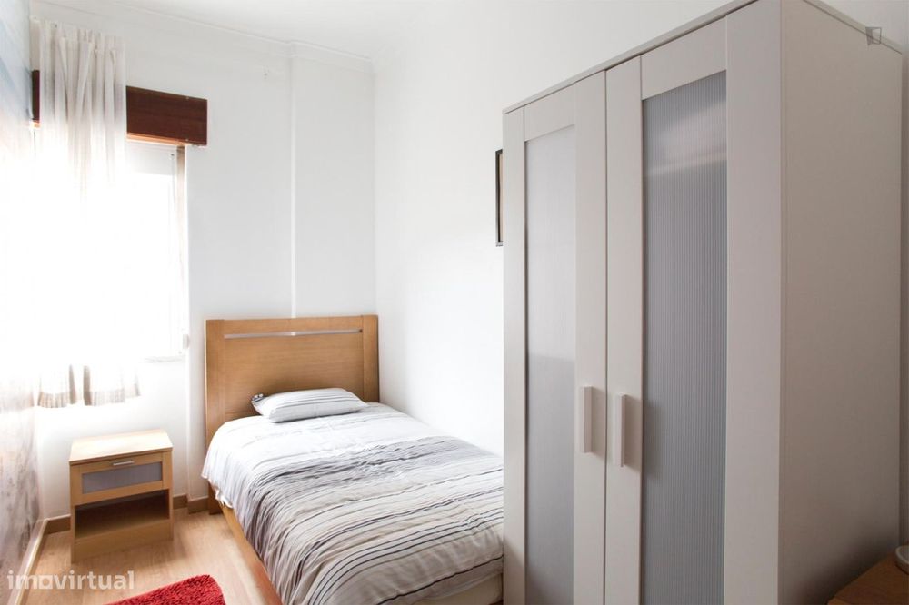 130917 - Quarto ao lado Metro Pontinha...