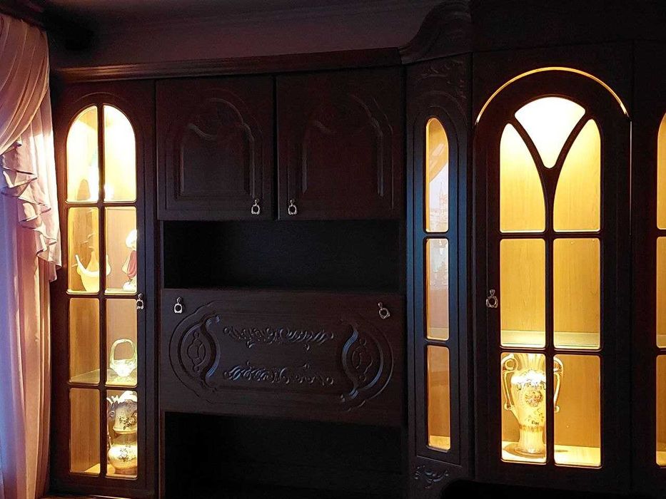 Стінка з підсвіткою до вітальні