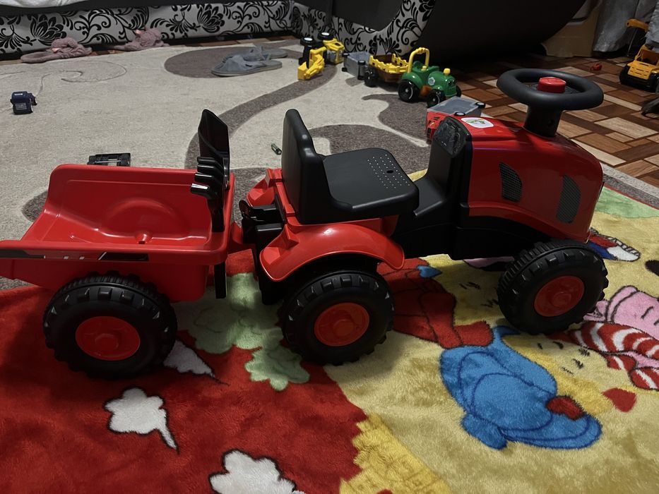 Дитячий трактор з прицепом