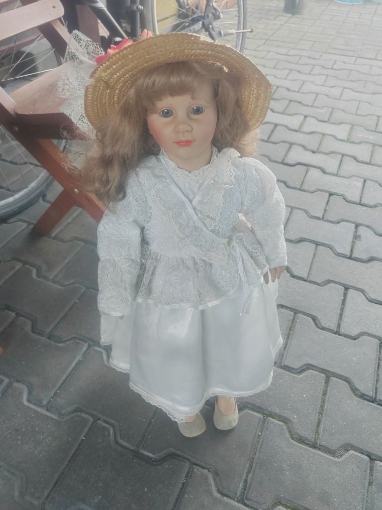 Lalka porcelanowa w białej sukience