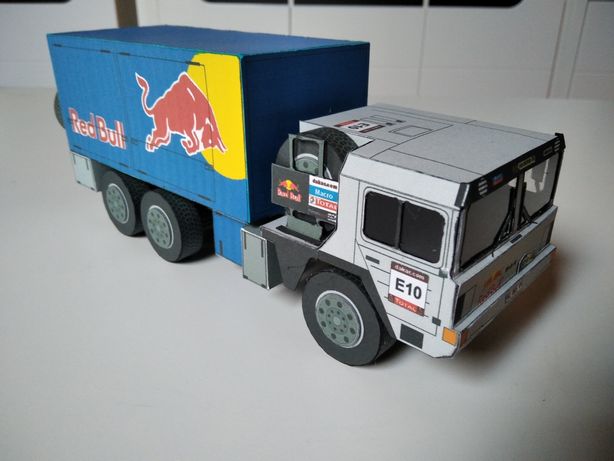 Sklejony model kartonowy samochód ciężarowy Red Bull.