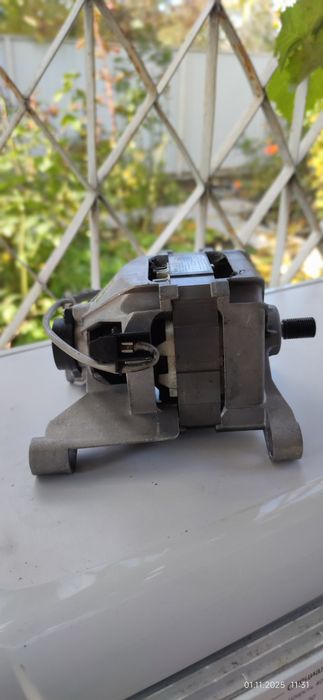 Продам двигатель стиральной машинки indesit