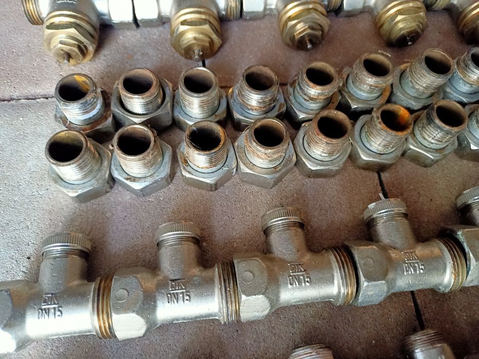 Duży zestaw zaworów mosiężnych