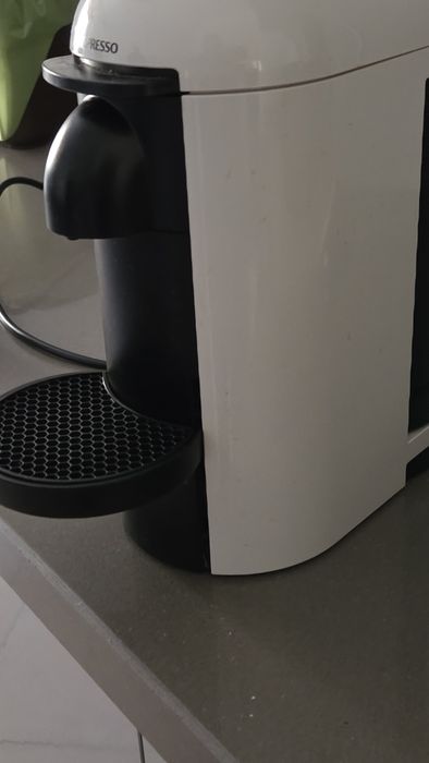 Máquina café Nespresso Vertuo Plus White