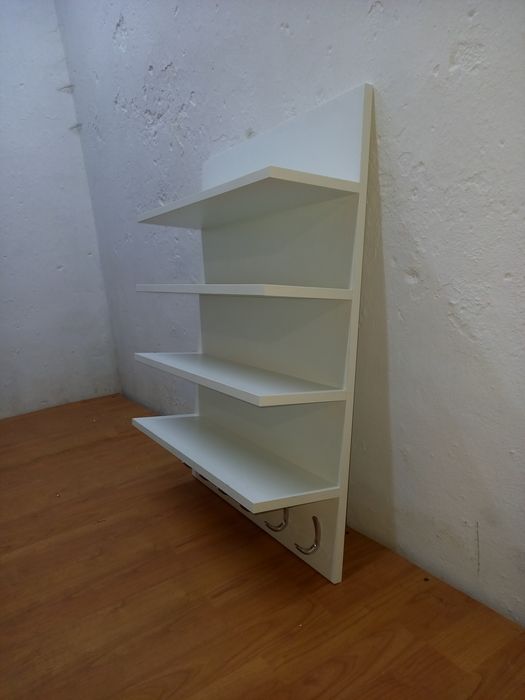 Półki. Biały panel wiszący.