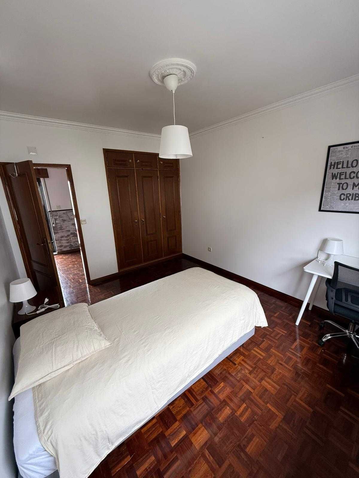 Quarto para arrendar a estudantes em moradia – Almada