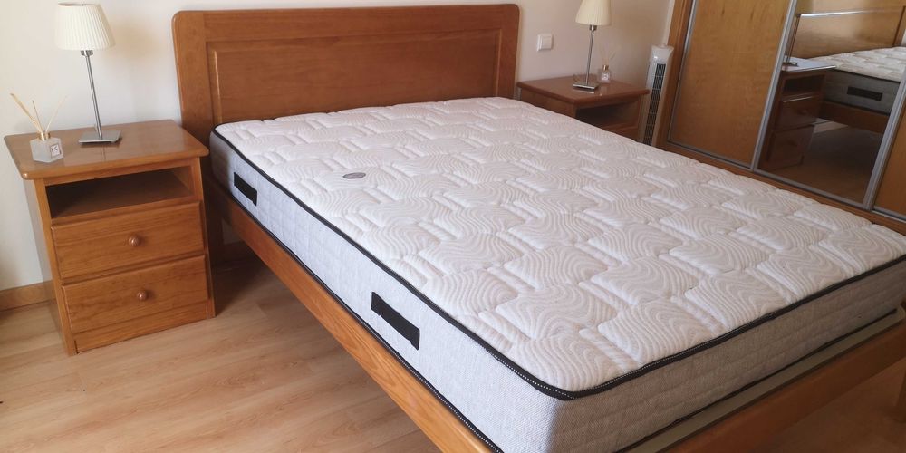 Mobília de quarto : Cama de casal + colchão + 2 mesas de cabeceira
