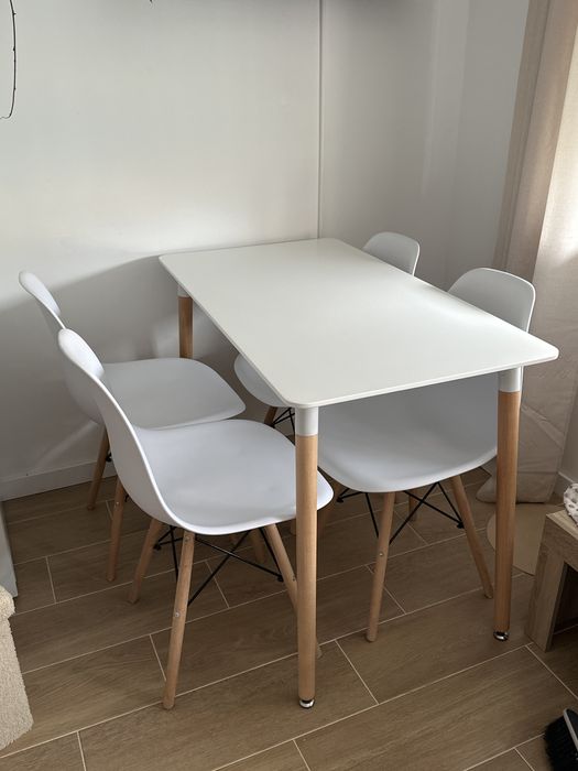 Conjunto de mesa e cadeiras