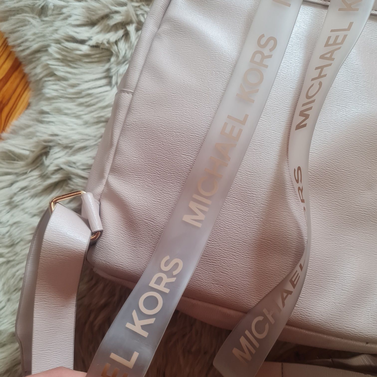 Michael Kors plecaczek mały backpack różowy z napisami na ramionach i
