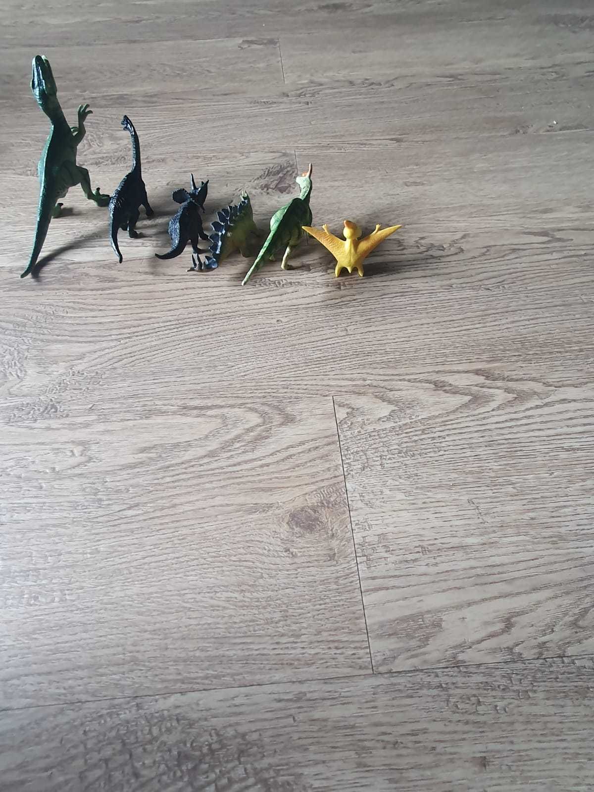 6-pak dinozaurów plastikowych