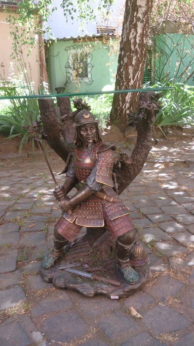 Стол, воин самурай покрытый бронзовой краской.