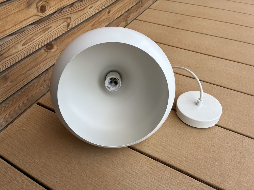 Biała lampa wisząca metalowa