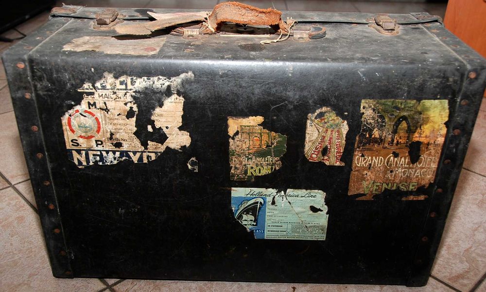 Zabytkowa stara skórzana zgrabna walizka podróżna kufer z Ameryki