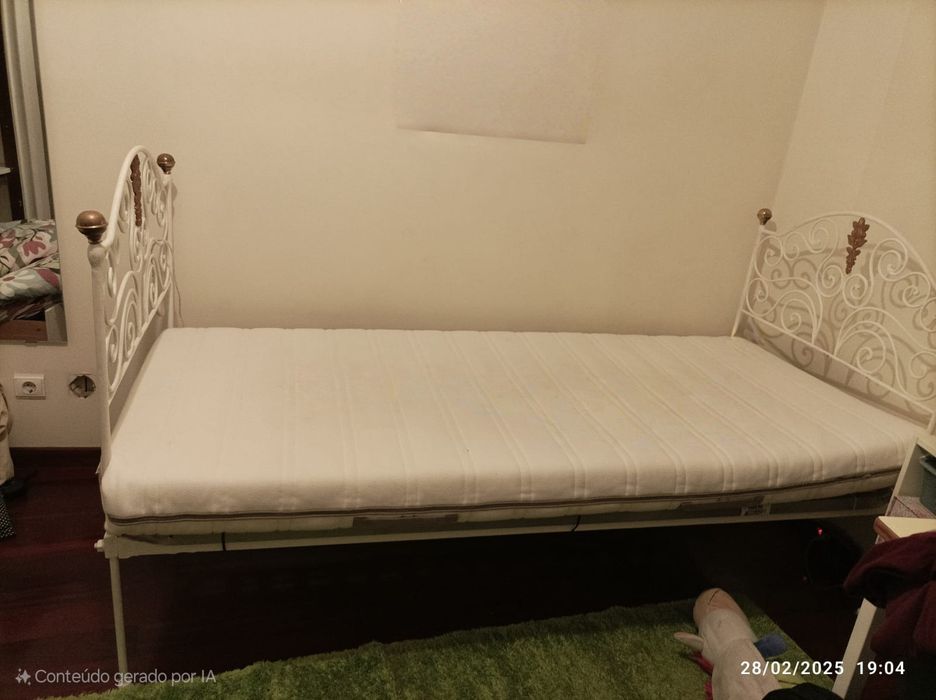 Cama de ferro antiga