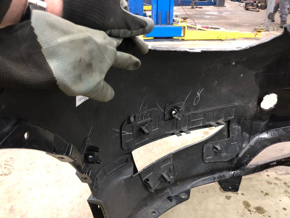 Бампер Tesla model Y з дефектом