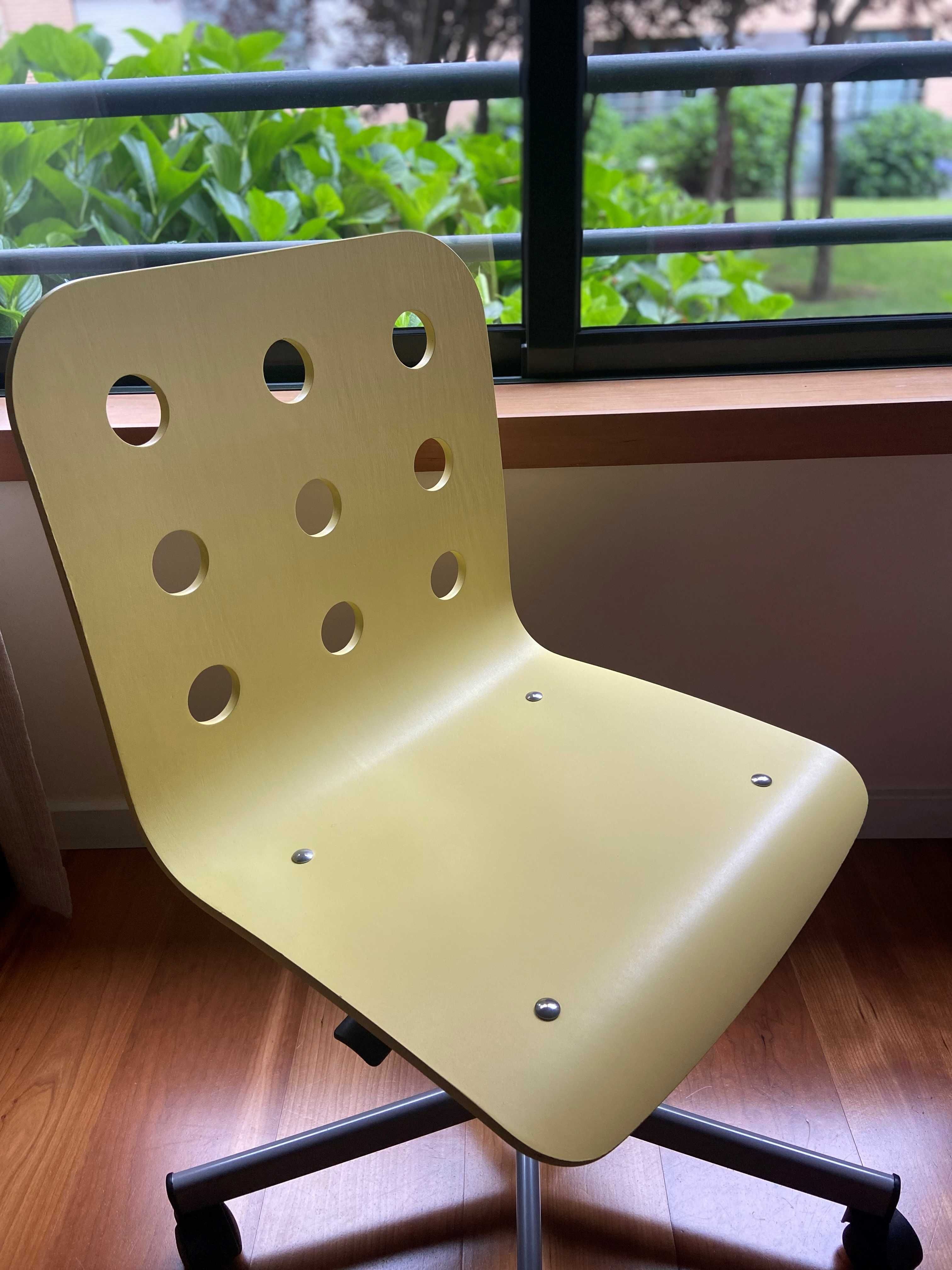 Cadeira confortável, amarela, como nova, com rodas e altura ajustável