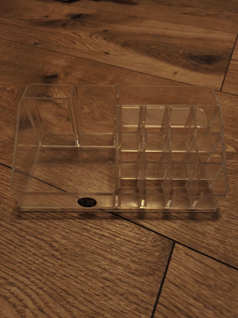 Akrylowy organizer na kosmetyki
