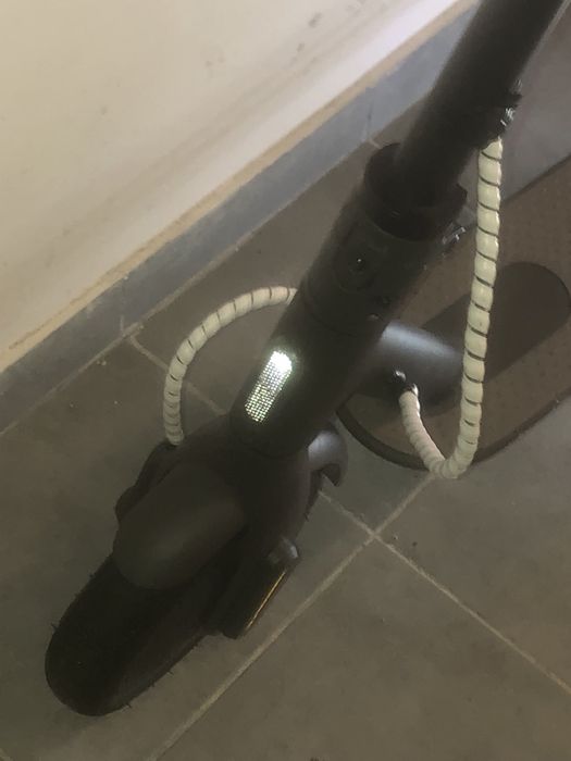 Електросамокат Xiaomi Essential;причина прожажу хочу новий купити