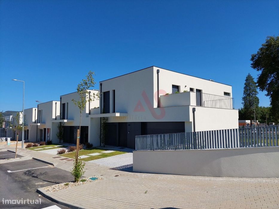 Moradia T3 em Banda em Palmeira, Braga