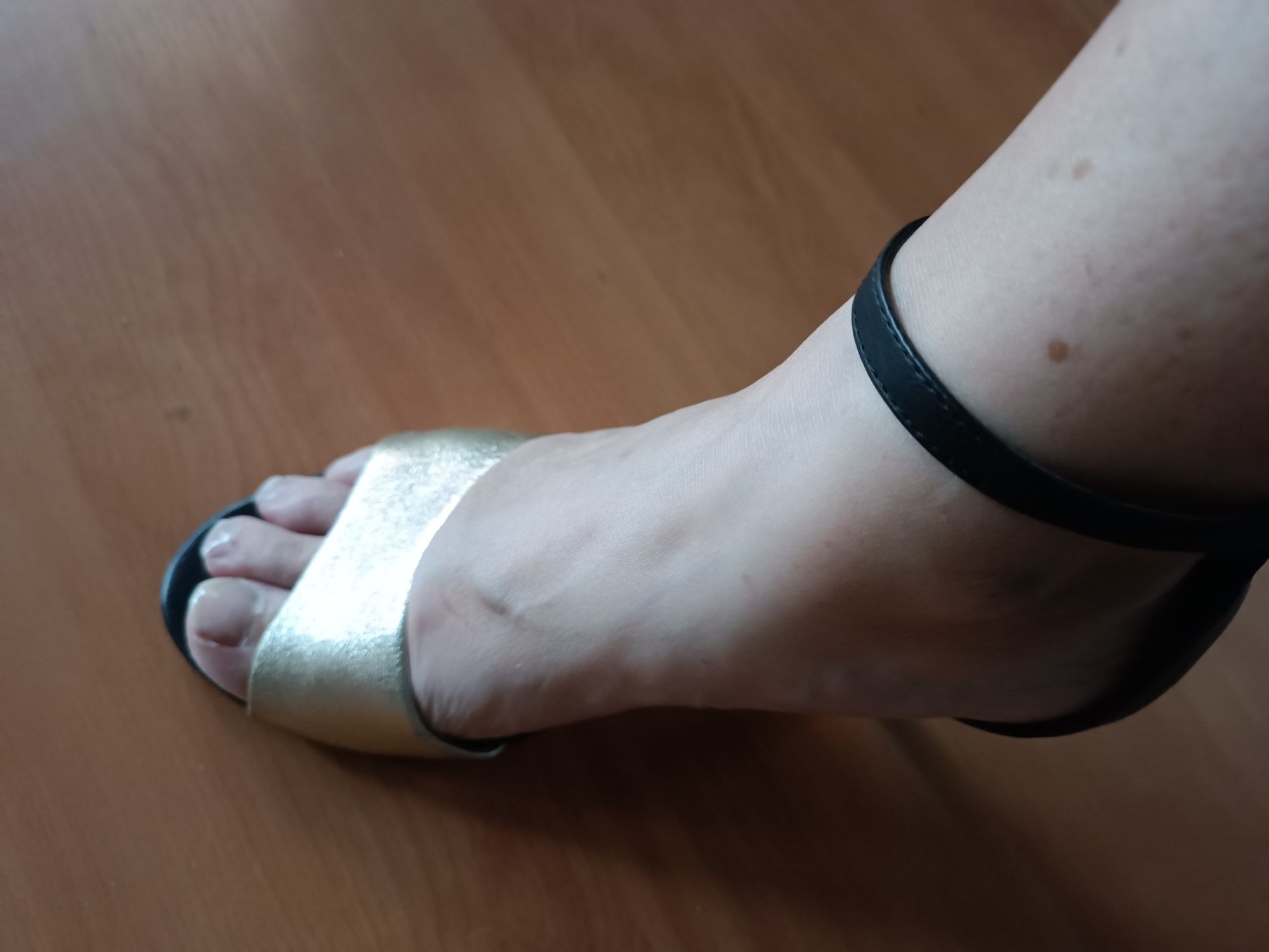 Sapato aberto preto e dourado 40