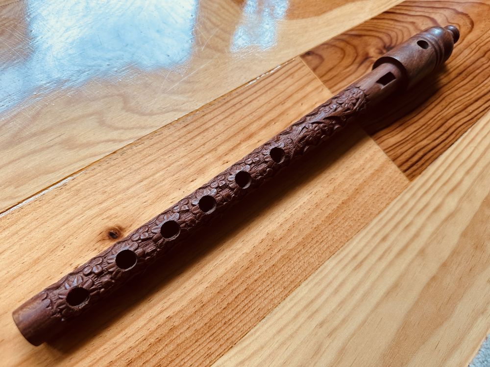 Flauta indiana hindu em madeira