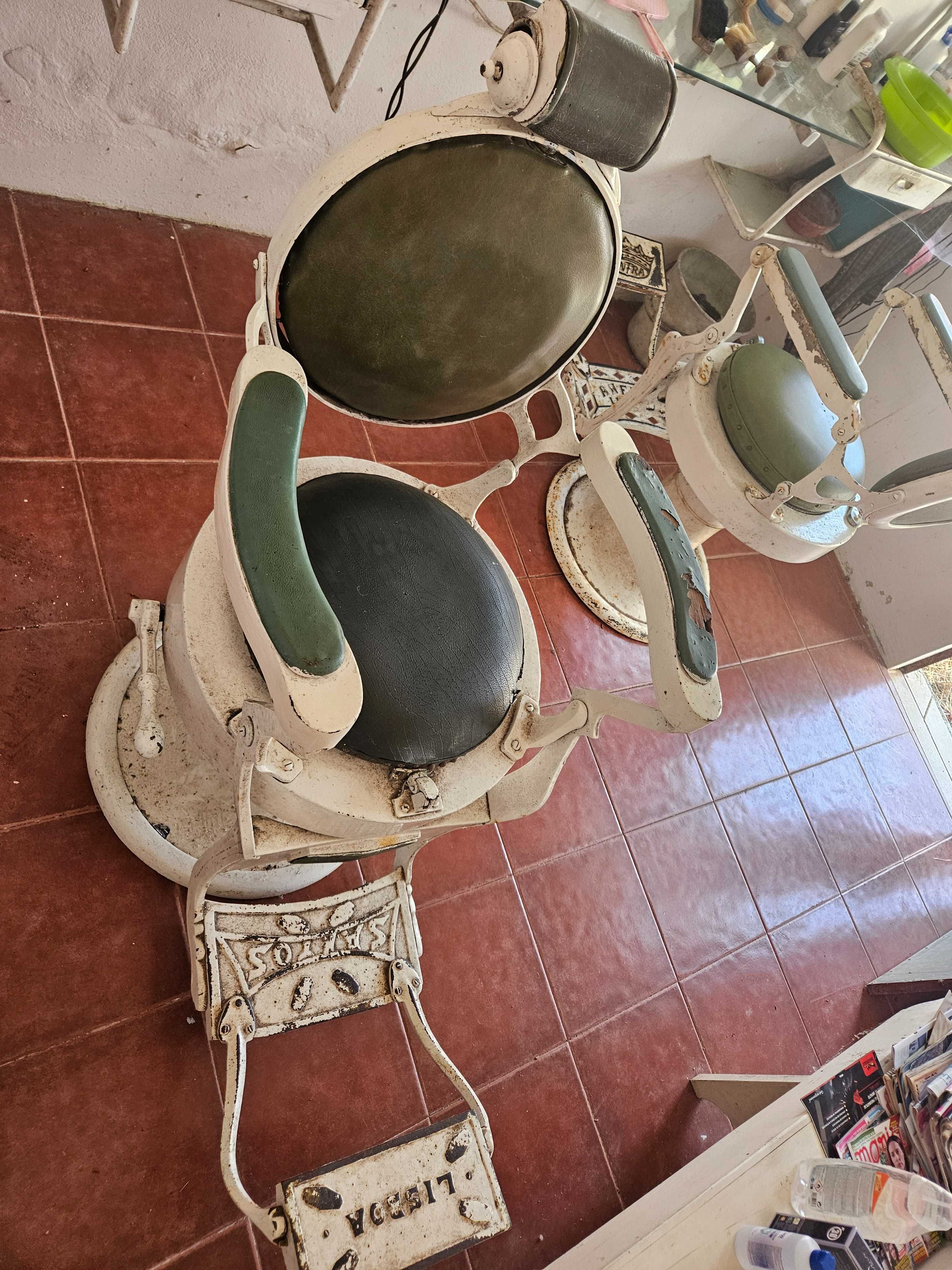 Cadeiras de barbeiro antigas e acessórios