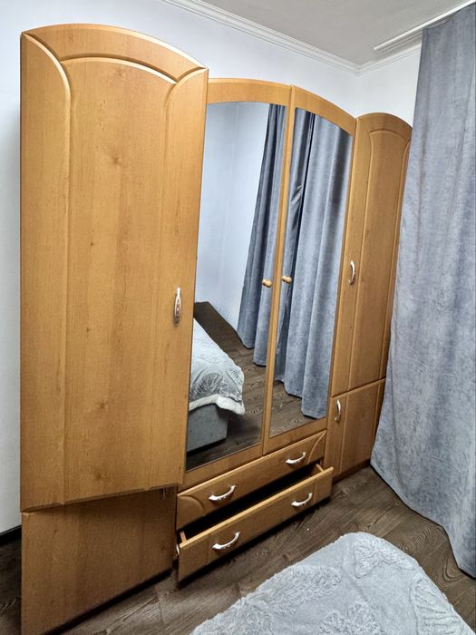 Шафа з дзеркалом