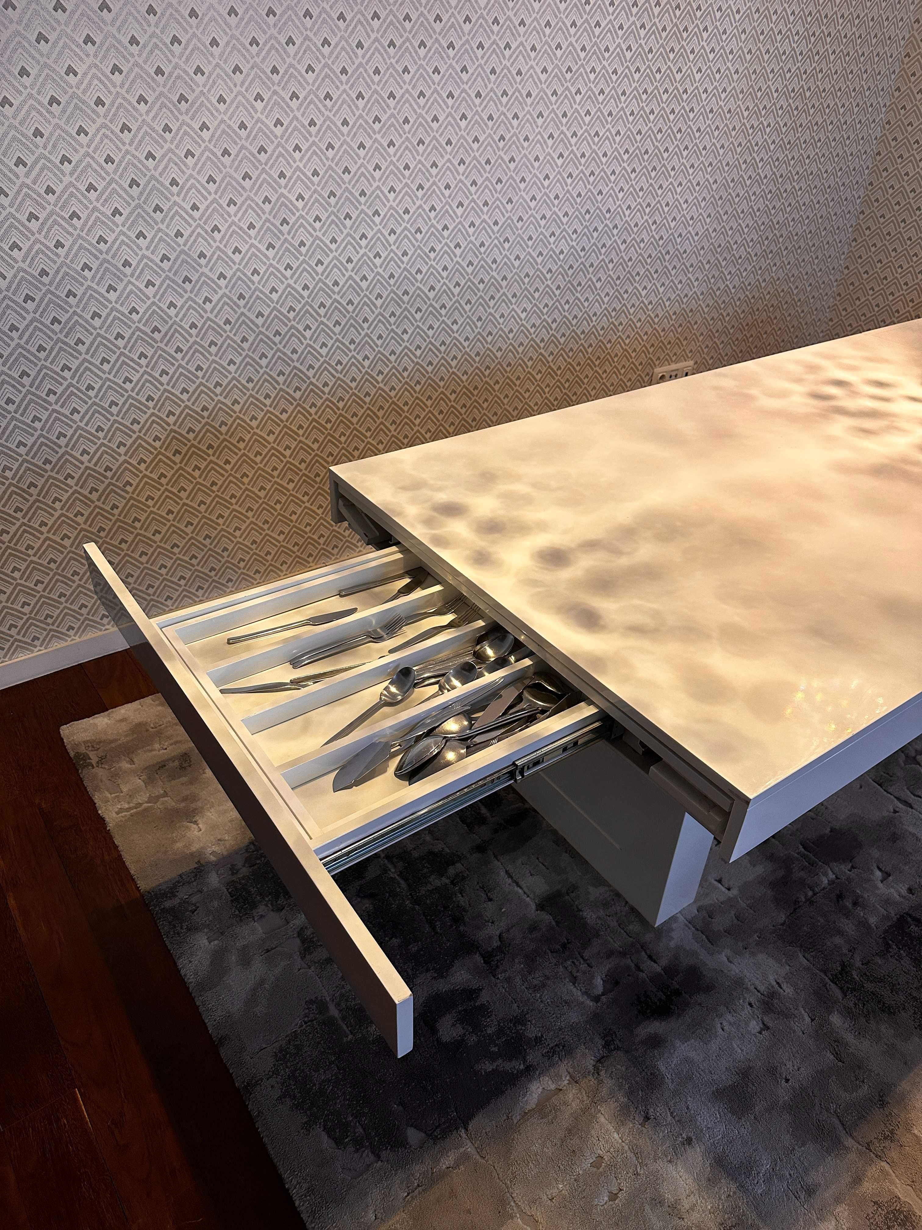 Conjunto mesa/cadeiras/tapetes