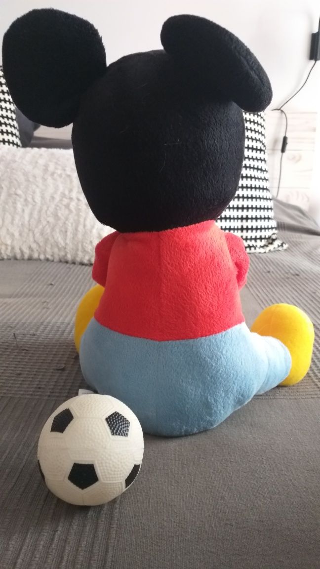 Mickey atira a bola