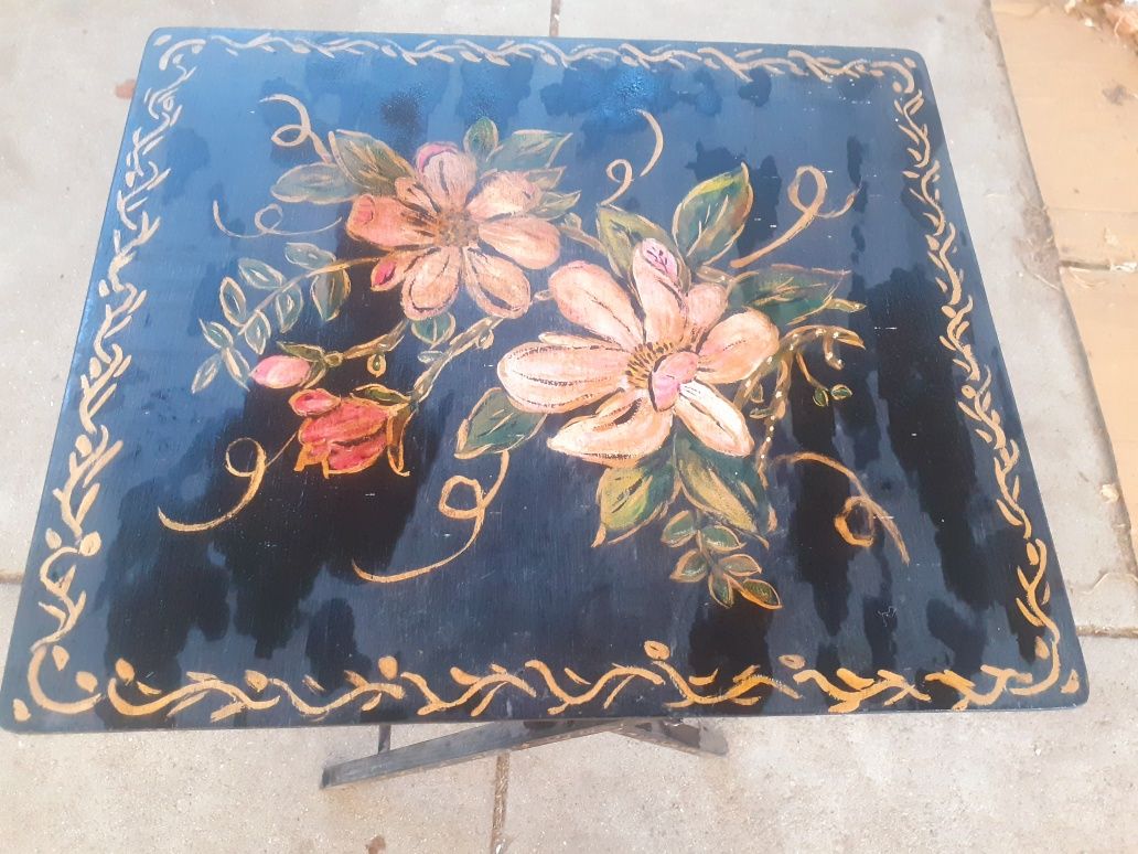 Mesa antiga pintada à mão