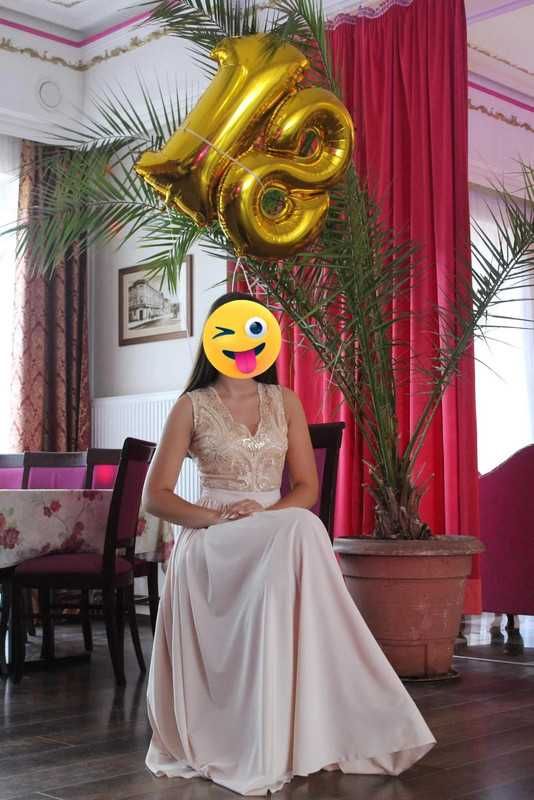 Długa suknia ze złotym ozdobnym haftem i cekinami