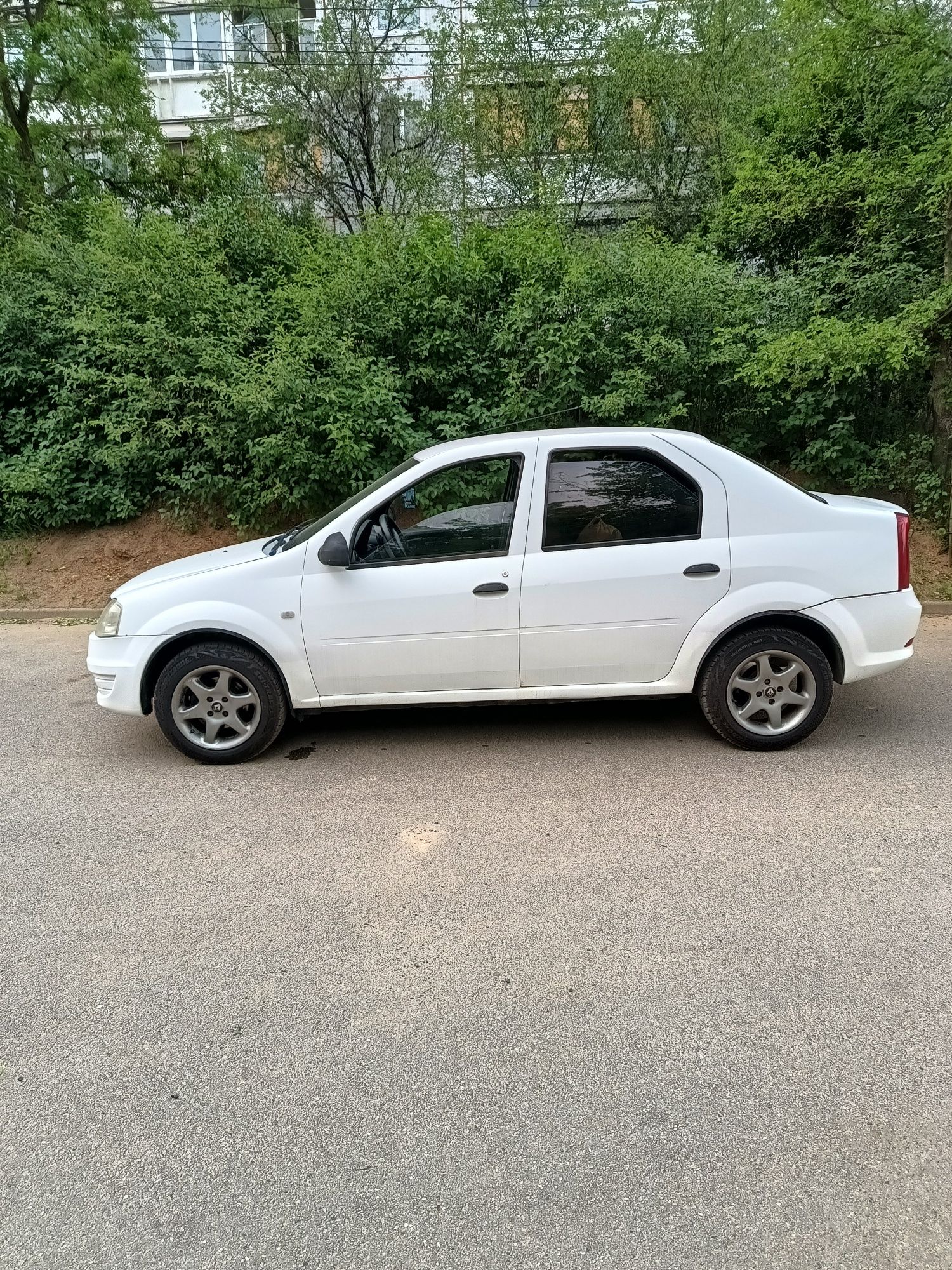 Продам RENAULT LOGAN 2011г. 1.4.б,газ