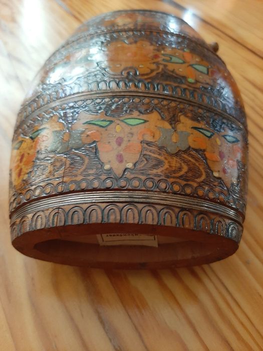 Barril (brandy) de madeira primitiva feito à mão.