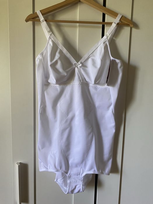 Białe body bielizna modelująca wyszczuplająca 100B