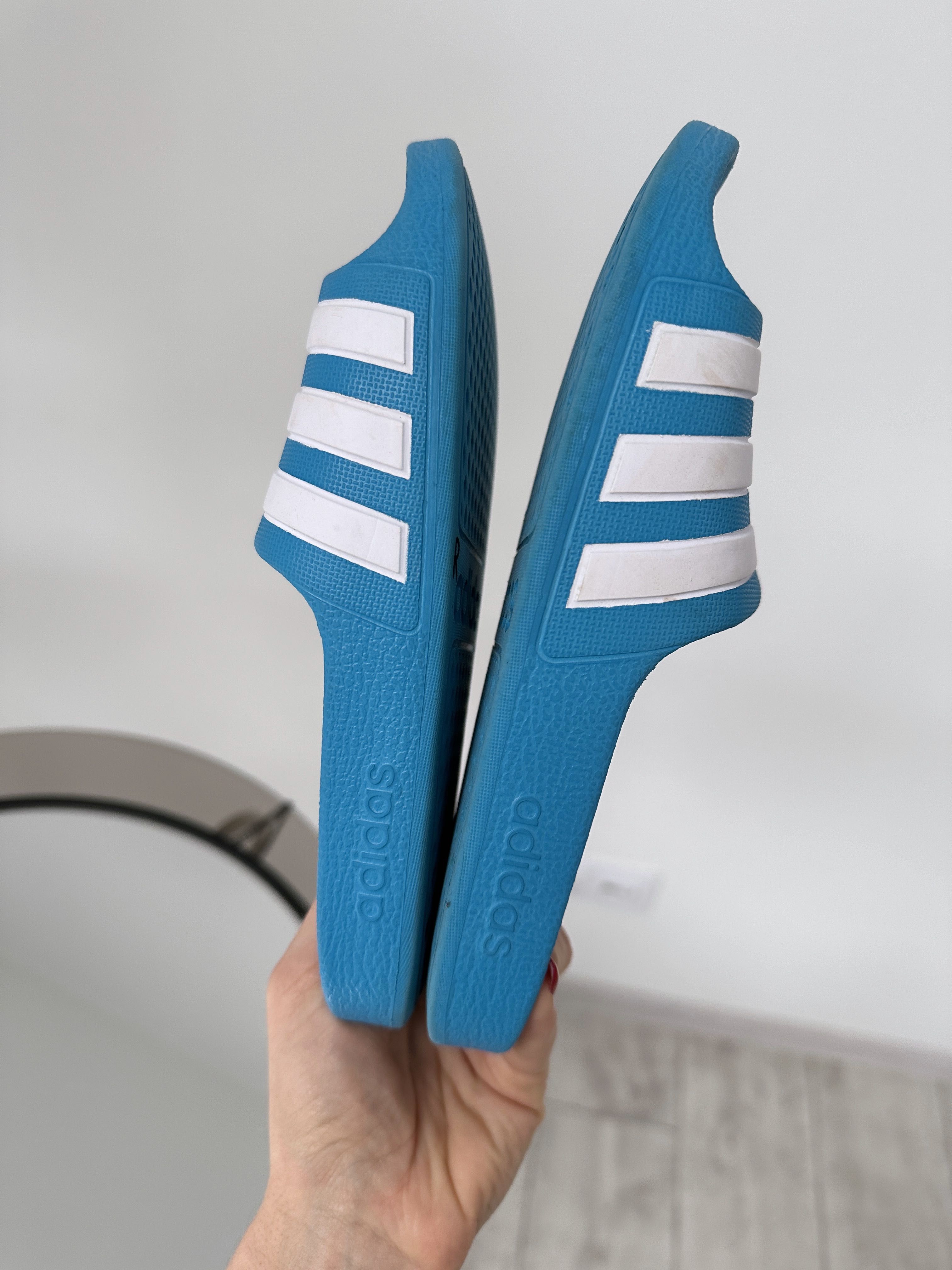 Яркие популярные шлепки пена Adidas